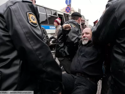      За что задерживают людей?
    