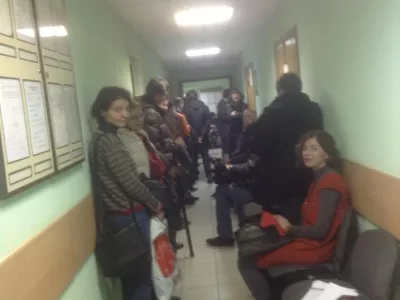      Из автозака в суд
    